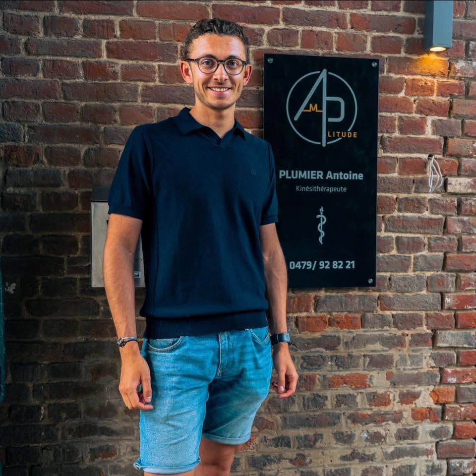 Antoine Plumier devant le cabinet Amplitude